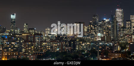 Beleuchtete Stadtlandschaft und die Skyline von Toronto.   Einem Dach Panorama der städtischen Straßen, Häuser, Eigentumswohnungen und Bürotürmen. Stockfoto