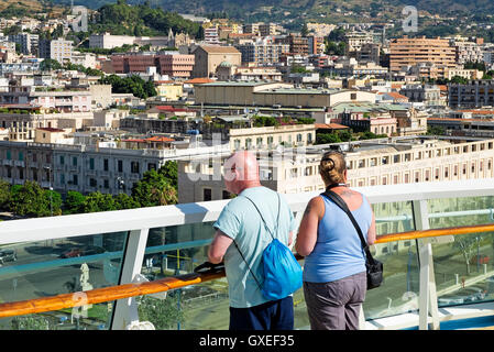 Touristen auf einem Kreuzfahrtschiff bekommen einen ersten Blick auf Messina auf Sizilien, Italien Stockfoto