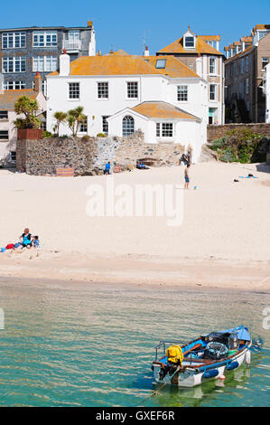 Der kleine Sandstrand im Hafen von St.Ives, Cornwall, UK Stockfoto