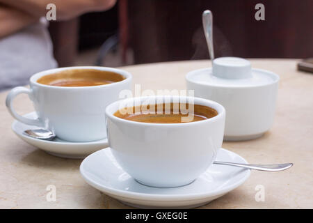 Kaffeepause im Café, Schüssel zwei Tassen Kaffee und Zucker auf Marmor Tischplatte Stockfoto
