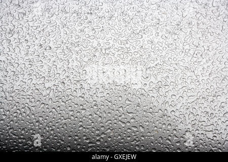Perlen von gefrorenem Wasser nach Schneeregen Sturm schaffen interessante Muster auf dem äußeren Metall Beenden eines silbernen Automobils. Stockfoto