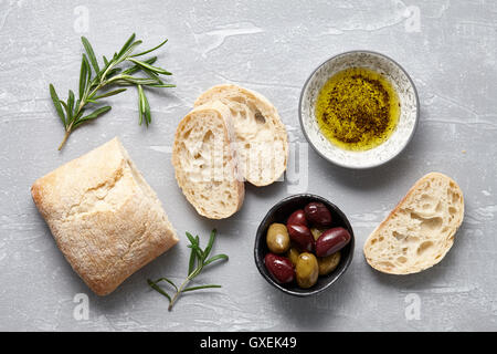 Ciabatta Brot mit Oliven, Öl und Kräutern Stockfoto