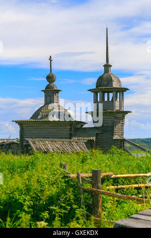 Alte hölzerne Kirche im Dorf im Sommer Stockfoto