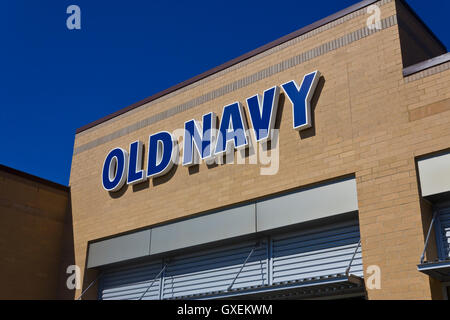 Indianapolis - ca. Juni 2016: Old Navy Retail Mall Lage. Old Navy ist eine Division von Gap Inc. II Stockfoto