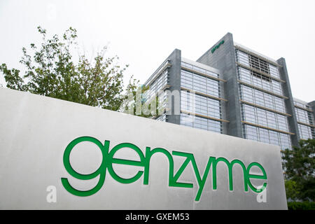 Ein Logo-Zeichen außerhalb einer Einrichtung von Genzyme Corporation, eine Tochtergesellschaft von Sanofi in Framingham, Massachusetts auf A besetzt Stockfoto