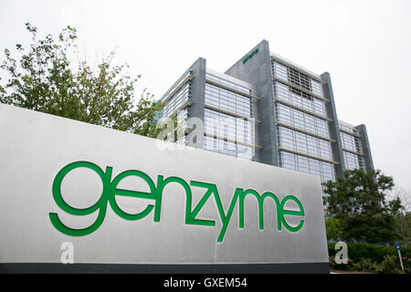 Ein Logo-Zeichen außerhalb einer Einrichtung von Genzyme Corporation, eine Tochtergesellschaft von Sanofi in Framingham, Massachusetts auf A besetzt Stockfoto