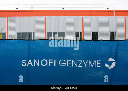 Ein Logo-Zeichen außerhalb einer Einrichtung von Genzyme Corporation, eine Tochtergesellschaft von Sanofi in Framingham, Massachusetts auf A besetzt Stockfoto