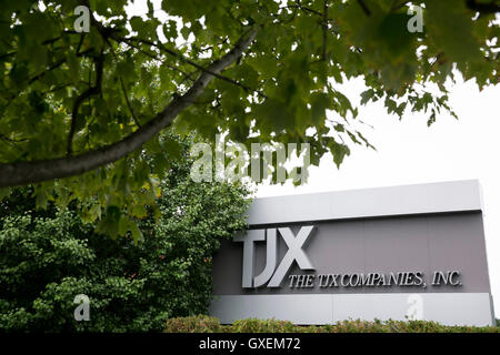 Ein Logo Zeichen außerhalb der Hauptsitz von The TJX Companies, Inc., in Framingham, Massachusetts am 13. August 2016. Stockfoto