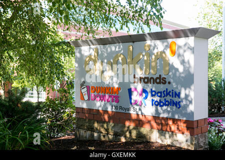 Ein Logo Zeichen außerhalb der Hauptsitz von Dunkin ' Brands Group, Inc., in Canton, Massachusetts am 14. August 2016. Stockfoto