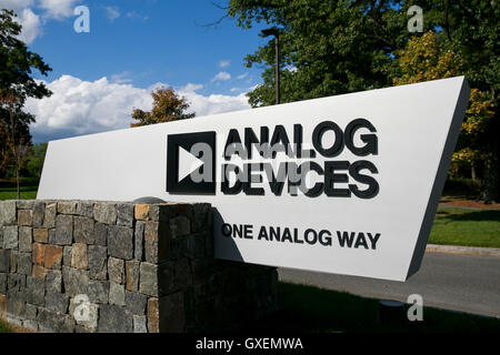 Ein Logo Zeichen außerhalb der Hauptsitz von Analog Devices, Inc., in Norwood, Massachusetts am 14. August 2016. Stockfoto