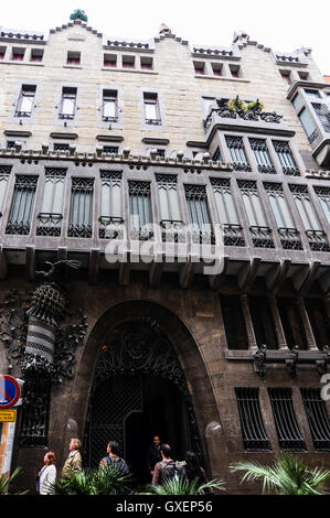 Spanien, Barcelona. Der Palau Güell, entworfen von Antoni Gaudí. Details der Fassade. Stockfoto