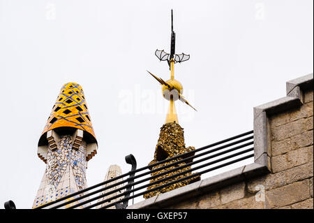 Spanien, Barcelona. Der Palau Güell, entworfen von Antoni Gaudí. Details der Fassade. Stockfoto