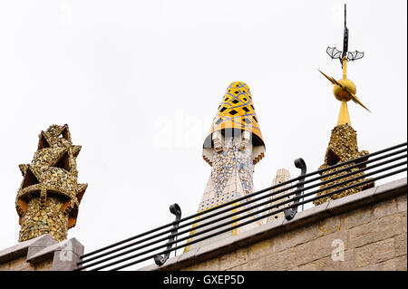 Spanien, Barcelona. Der Palau Güell, entworfen von Antoni Gaudí. Details der Fassade. Stockfoto