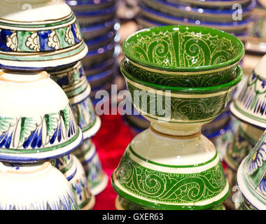 Handgemachte traditionelle nationale usbekische Kirgisen oder kasachischen Keramik Geschirr (Piala, Teeschalen, Ware, Dinge) hergestellt aus Ton auf den Sho Stockfoto