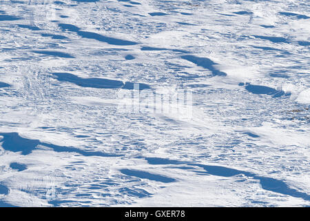 Winter-abstrakt strukturierten Hintergrund / Hintergrund mit Schnee Oberflächenmuster in weiß und Blau von Sonne beschienen Stockfoto