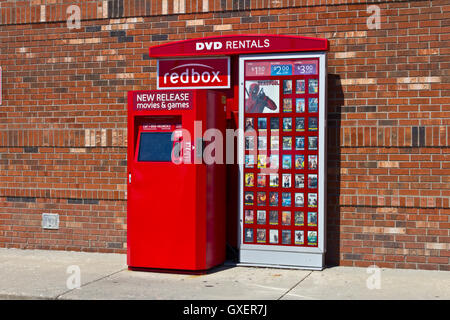 Indianapolis - ca. Juni 2016: RedBox Retail Kiosk. RedBox mieten, DVDs, Blu-Ray und Video-Spiel-Discs II Stockfoto