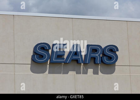 Lafayette, IN - ca. Juli 2016: Sears Einzelhandel Logo Signage. Sears ist ein Tochterunternehmen von Sears Holdings III Stockfoto