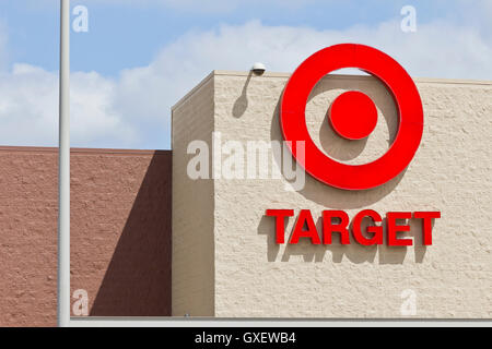 Indianapolis - ca. April 2016: Target Retail Store. Ziel verkauft Haus waren, Kleidung und Elektronik ich Stockfoto