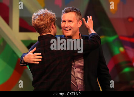 Josh Widdicombe und Adam Hills im Studio während einer Generalprobe für das Fernsehen zeigen die letzte Etappe auf der International Broadcast Centre während der Paralympischen Spiele 2016 in Rio. Stockfoto