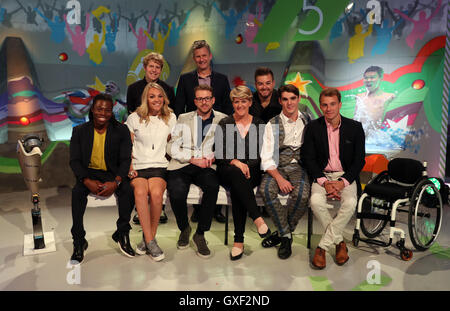 Hintere Reihe - Josh Widdicombe, Adam Hills und Alex Brooker Front Row - Ade Adepitan, Sophie Morgan, JJ Chalmers, Clare Balding, RJ Mitte und Arthur Williams im Studio während einer Generalprobe für das Fernsehen zeigen die letzte Etappe auf der International Broadcast Centre während der Paralympischen Spiele 2016 in Rio. Stockfoto