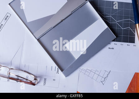 Offenen Visitenkartenetui mit Visitenkarten und einen Stift liegen auf dem Tisch Stockfoto