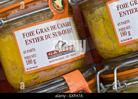 Foie gras de canard ein Bekannter aber umstrittene Delikatesse, auf Anzeige in Gläsern im französischen Markt Stockfoto