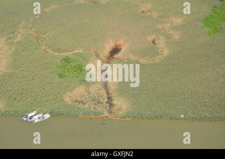 Die U.S. Coast Guard und Louisiana Department of Wildlife und Fischerei reagieren auf Rohöl Entlastung von einem Texas Petroleum Management Flowline Leck 28. Juli 2016 in Grand Isle, Louisiana. Maximal 840 Gallonen Rohöl verschüttet in den Südwesten Pass-Bereich. Stockfoto