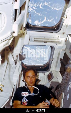 NASA Space Shuttle Columbia STS-1 Astronaut Robert L. Crippen isst, eingeweicht in das Flugdeck an Bord Station 14. April 1981. Crippen, besetzt zusammen mit Missionskommandeur John W. Young, die erste amerikanische orbital Raumfahrt im NASAs Space-Shuttle-Programm. Stockfoto
