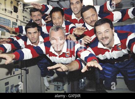 International Space Station STS-106-Mission-Crew-Mitglieder halten eine Superman-Pose ein Gruppenfoto auf der Zvezda Testmodul 16. September 2000. Von links nach rechts oben Zeile sind: NASA Mission Spezialisten Daniel Burbank, Edward Lu, Richard Mastracchio und russischen Kosmonauten Boris Morukov; untere Reihe, Russische Kosmonautin Mission Spezialist Yuri Malenchenko, NASA Commander Terrence Wilcott und NASA pilot Scott Altman. Stockfoto