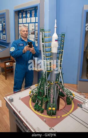 Internationale Raumstation ISS-Expedition 49-backup Crew-Mitglied-NASA-Astronaut Mark Vande Hei nimmt ein Foto von einem Modell Sojus-Rakete in einem Museum 10. September 2016 in Baikonur, Kasachstan. Stockfoto