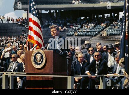 US-Präsident John F. Kennedy liefert seine berühmte Rede auf die Erforschung des Weltraums und der Nationen bemühen, während eine Adresse an der Rice University Stadium 12. September 1962 in Houston, Texas auf dem Mond landen. Stockfoto