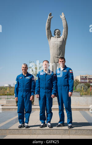 Internationale Raumstation ISS-Expedition 49 backup Crew Mitglieder (L-R)-NASA-Astronaut Mark Vande Hei und Roscosmos Kosmonauten Alexander Misurkin und Nikolai Tikhonov posieren vor einer Statue von Yuri Gagarin 10. September 2016 in Baikonur, Kasachstan. Stockfoto