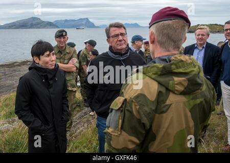 US-Verteidigungsminister Ashton Carter (rechts) und die norwegische Minister für Verteidigung Ine Eriksen Soreide erhalten eine Einweisung bei einem Treffen auf der Air Base Bodo 9. September 2016 in Bodo, Norwegen. Stockfoto