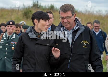 US-Verteidigungsminister Ashton Carter (rechts) und norwegische Minister für Verteidigung Ine Eriksen Soreide sprechen bei einem Treffen auf der Air Base Bodo 9. September 2016 in Bodo, Norwegen. Stockfoto