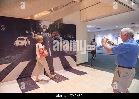 Eine Frau steht vor einem Foto Wandbild und bekommt ihr Foto zu Fuß über Abbey Road. Die Anzeige ist Teil einer temporären Beatles Ausstellung im LBJ Presidential Library 12. Juni 2015 in Austin, Texas. Diese Reisenden Ausstellung präsentiert seltene amerikanische Pop-Kultur und Musik Erinnerungsstücke. Stockfoto