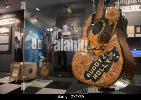 Buddy Hollys Akustikgitarre sitzt auf dem Display während der temporären Beatles Ausstellung auf der LBJ Presidential Library geschnitzt 23. Juni 2015 in Austin, Texas. Diese Reisenden Ausstellung präsentiert seltene amerikanische Pop-Kultur und Musik Erinnerungsstücke. Stockfoto