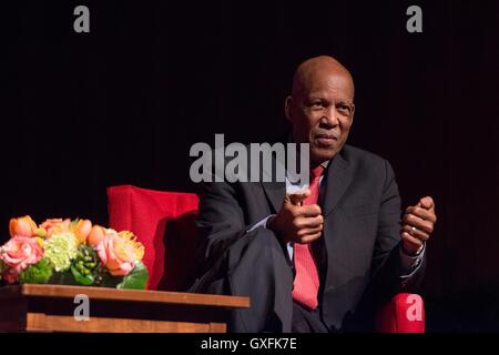 Little Rock Nine Mitglied Terrence Roberts während einer Diskussion bei der LBJ Presidential Library 13. November 2014 in Austin, Texas. Im Jahr 1957 Roberts gehörte zu der ersten Gruppe afro-amerikanische Studenten Unterricht in Little Rock Central High School in Little Rock, Arkansas. Stockfoto