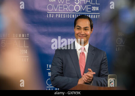 San Antonio Bürgermeister Julian Castro spricht bei einer Einwanderung Panel auf der LBJ Presidential Library 8. April 2014 in Austin, Texas. Stockfoto