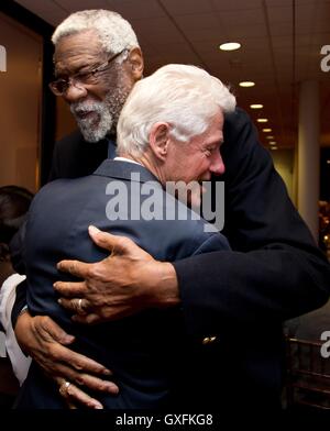 Ehemaliger NBA Spieler Bill Russell umarmt ehemalige US-Präsident Bill Clinton bei einer Veranstaltung an der LBJ Presidential Library 9. April 2014 in Austin, Texas. Stockfoto
