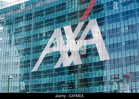 Ein Logo Zeichen außerhalb einer Einrichtung von AXA in Mailand am 3. September 2016 besetzt. Stockfoto