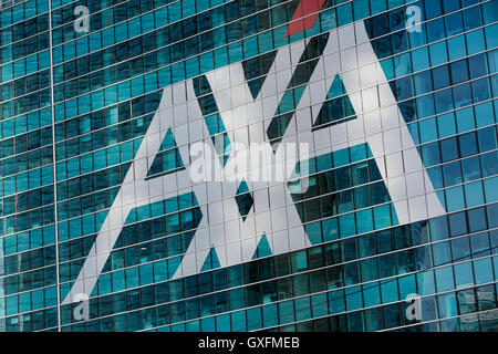Ein Logo Zeichen außerhalb einer Einrichtung von AXA in Mailand am 3. September 2016 besetzt. Stockfoto