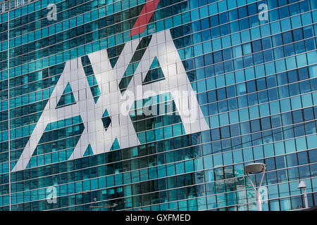 Ein Logo Zeichen außerhalb einer Einrichtung von AXA in Mailand am 3. September 2016 besetzt. Stockfoto