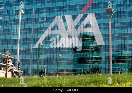 Ein Logo Zeichen außerhalb einer Einrichtung von AXA in Mailand am 3. September 2016 besetzt. Stockfoto