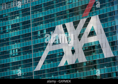 Ein Logo Zeichen außerhalb einer Einrichtung von AXA in Mailand am 3. September 2016 besetzt. Stockfoto