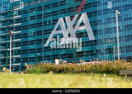 Ein Logo Zeichen außerhalb einer Einrichtung von AXA in Mailand am 3. September 2016 besetzt. Stockfoto
