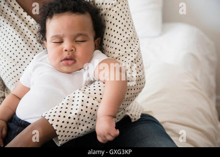 Mutter mit schlafenden Baby Sohn in Runde Stockfoto