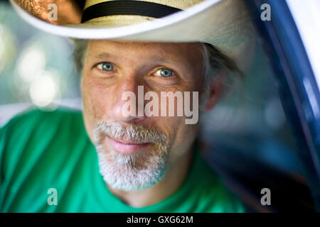 Lächelnder Mann mit Cowboy-Hut Stockfoto