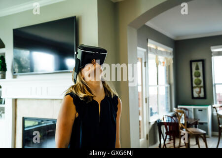 Kaukasische Trägerin virtual-Reality-Brille Stockfoto