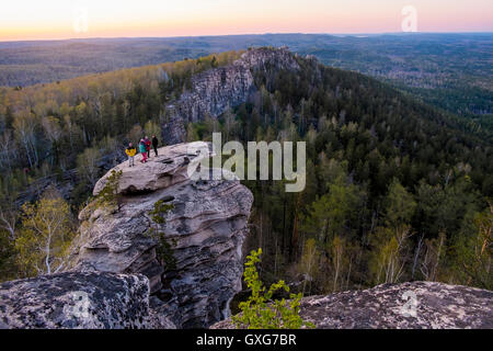 Kaukasische Freunde auf Berg Felsen bewundern Sie malerische Aussicht Stockfoto