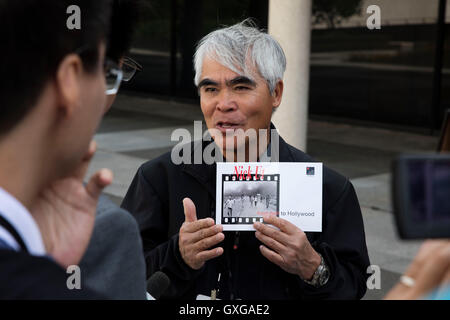 Pulitzer-Preis ausgezeichneten Fotografen Nick Ut spricht mit der Presse nach der Teilnahme bei der LBJ Presidential Library in einem Panel Vietnam 28. April 2016 in Austin, Texas. Stockfoto